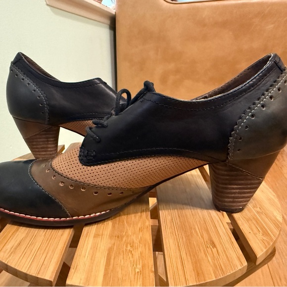 Victorian Black and Tan Women's Oxford Shoes - Picture 2 of 4